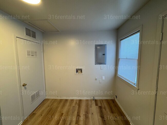 Building Photo - $1,025 - 3 bed 1 bath - Single Family Home *COMING SOON*