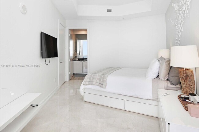 Building Photo - 15901 Collins Ave