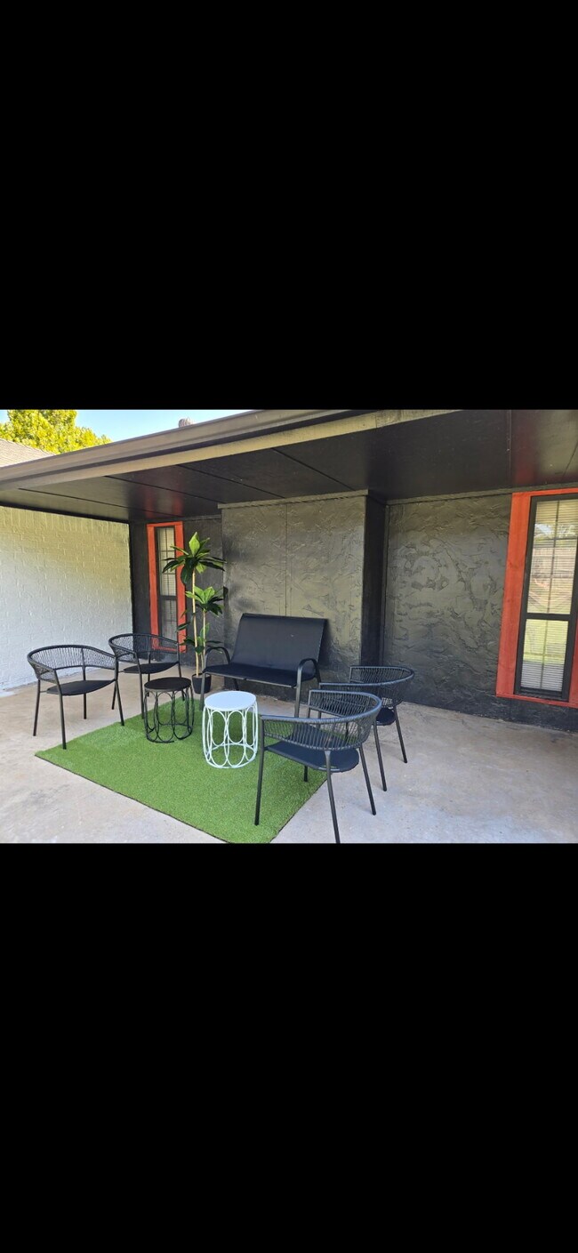 Building Photo - 1521 E Main St