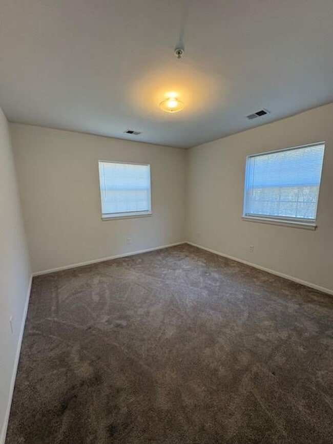 Building Photo - Three Bed One and Half Bath