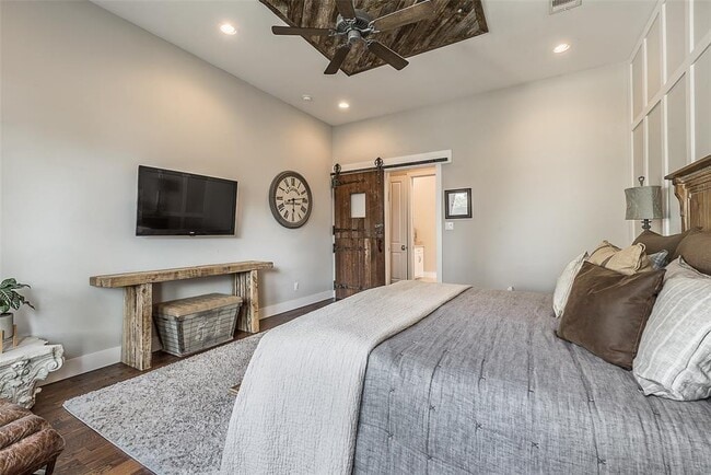 Building Photo - 127 5th St