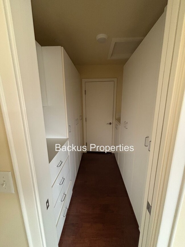 Building Photo - Stunning three bedroom home in picturesque...