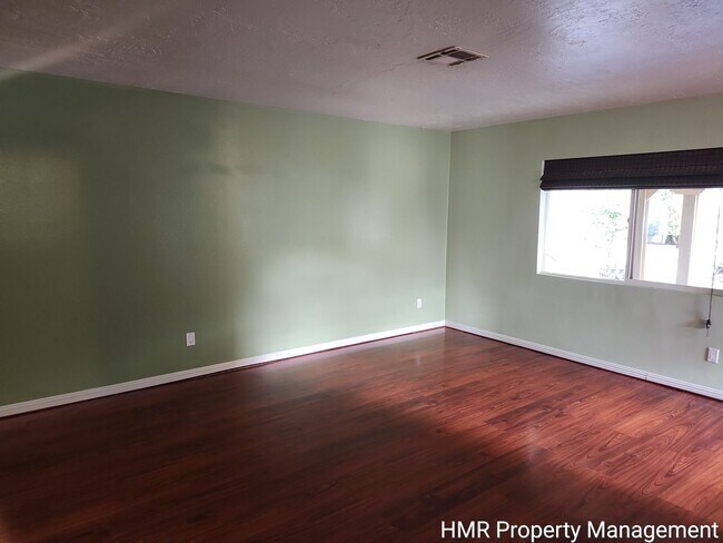 Building Photo - House on cul-de-sac with big back yard