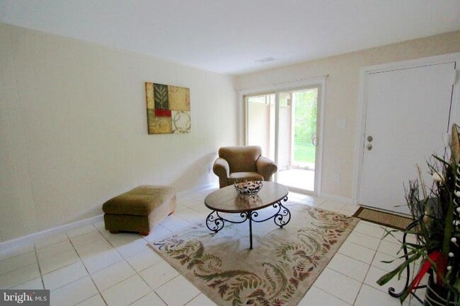 Building Photo - 5818 Royal Ridge Dr