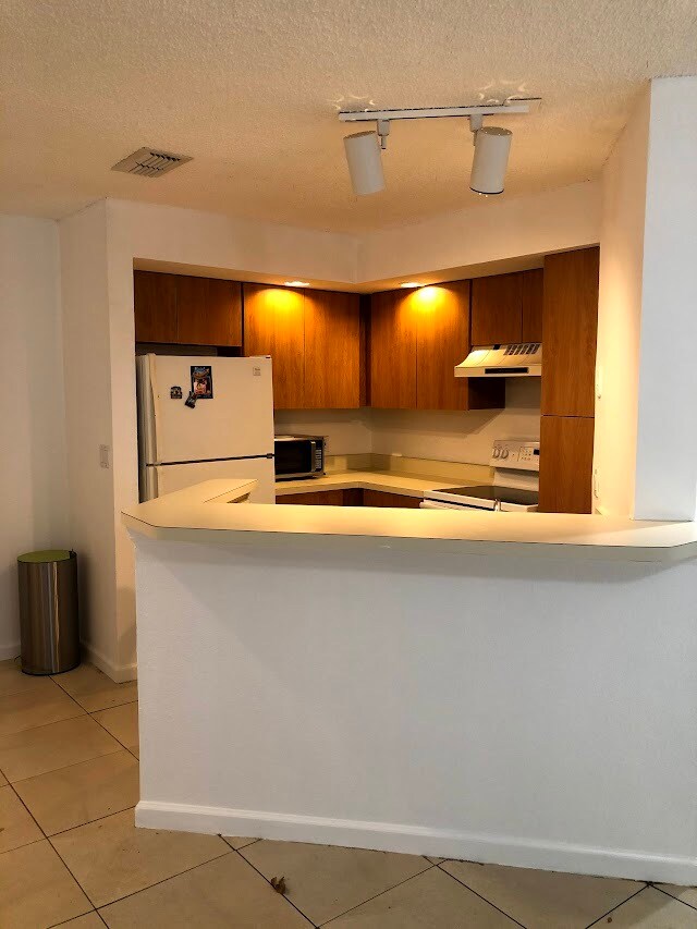 Primary Photo - 3380 Pinewalk Dr N