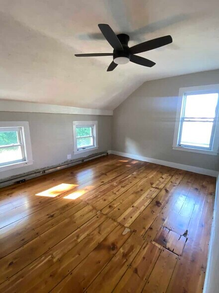 Building Photo - 18 Emerald Pl