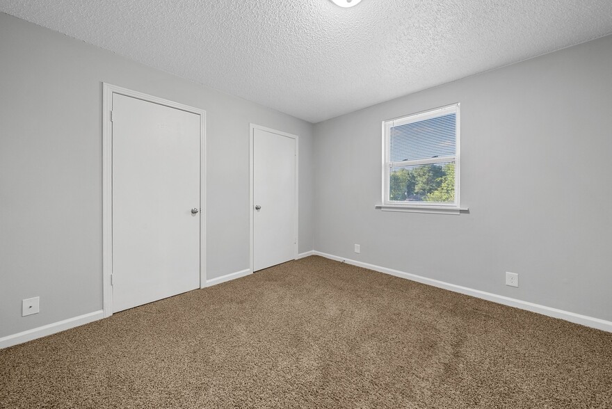 Building Photo - 813 Golf View Pl