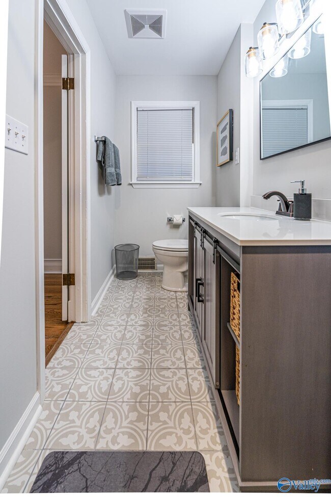 Building Photo - 702 Chambers Dr NE