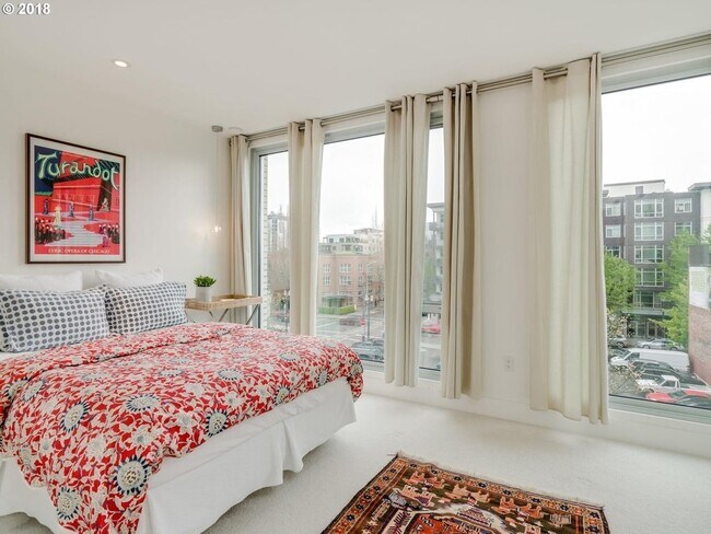 Building Photo - MOVE IN SPECIAL: $500 OFF! Stunning Condo ...