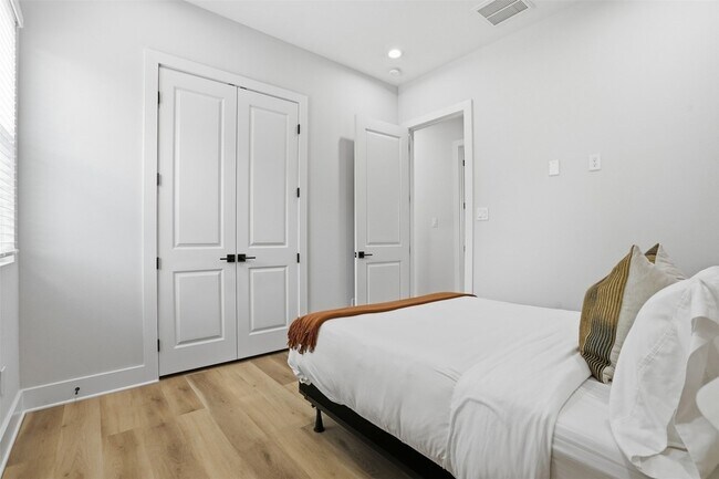 Building Photo - 2306 Hoskins Dr