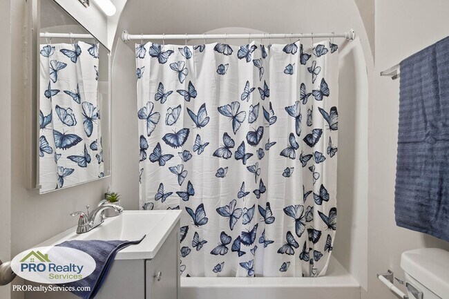 Building Photo - Recently Remodeled 2 Bedroom Home