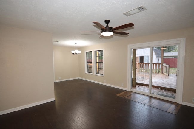 Building Photo - 890 Parsons Dr