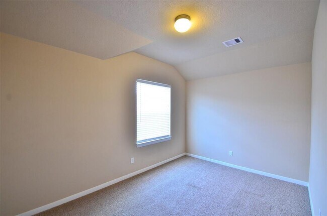 Building Photo - 5015 Willow Point Dr