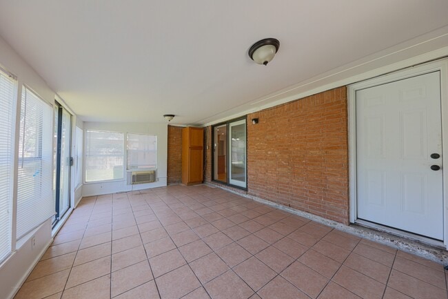 Building Photo - 10038 Lazy Oaks St
