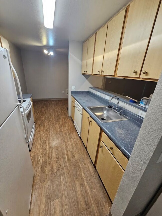 Building Photo - Life Just Got Better Come See For Yourself At Powell Court Apartments!!