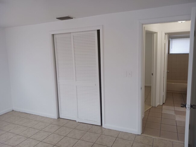 Building Photo - 3 bed home in Holiday, FL!