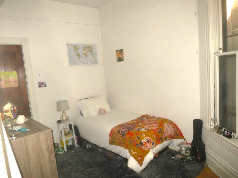 Building Photo - 833 W Newport Ave