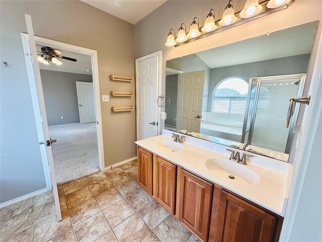 Building Photo - 1709 McClannahan Dr