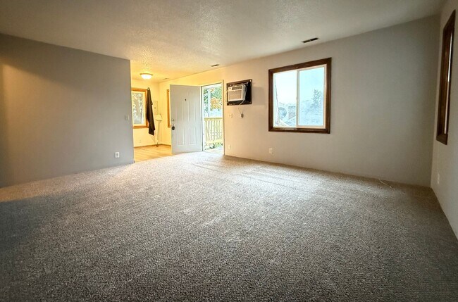 Primary Photo - 133 Benton St