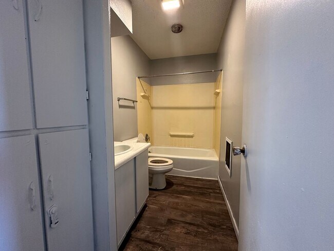 Building Photo - 410 Meade St