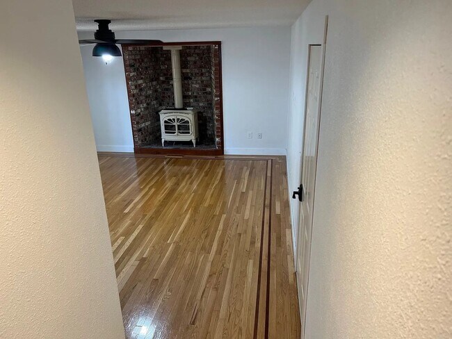 Building Photo - CUSTOM 3BD 2.5BA HARDWOOD FLOORS THROUGHOUT
