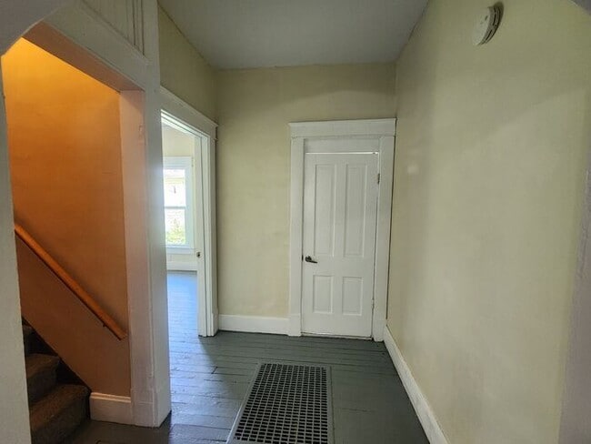 Building Photo - 5 Bedrooms 1.5 Bath on the Northeast side ...