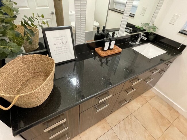 Building Photo - PRIVATE , FURNISHED Beverly Hills Studio Back House ! All utilities included