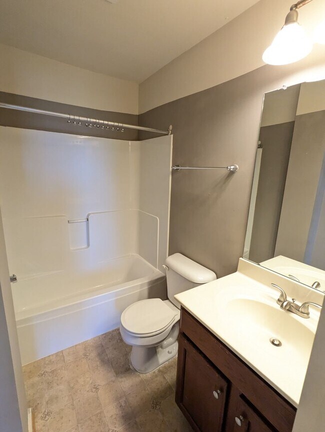 Building Photo - 3 Level End Unit townhouse available mid O...