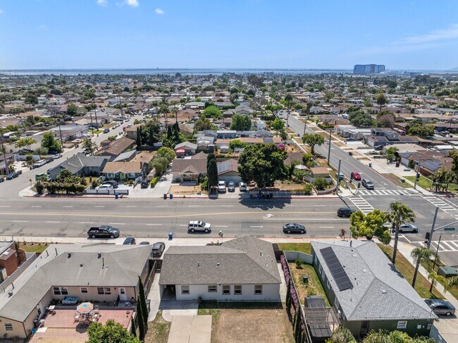 Building Photo - Nicely Remodeled 3 Bed 2 Bath in West Chul...
