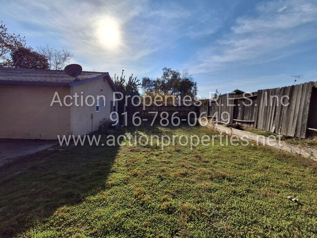 Building Photo - Move In Special: Single Story: Large Yard:...