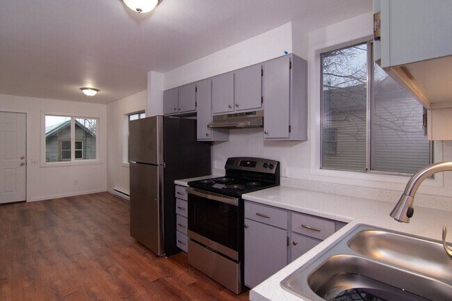 Building Photo - Updated 2 Bd 2 Ba 1050 sq/ft unit w/ laundry & off-street parking 1/2 Month Free Rent