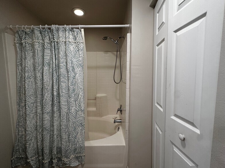 Building Photo - 5551 Bentgrass Dr