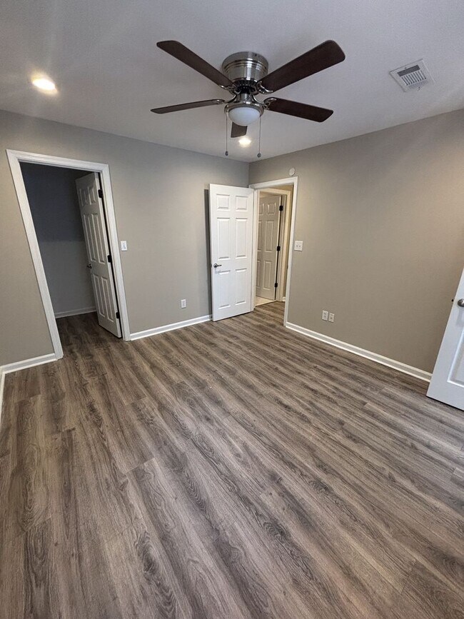 Building Photo - Ground floor 2 bed condo with no neighbors above or below