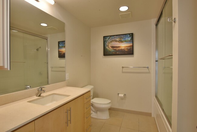 Building Photo - 1 Bedroom 1 Bathroom with Large Den Space ...