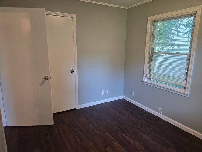 Building Photo - Newly Renovated 2 bedroom in Roeland park