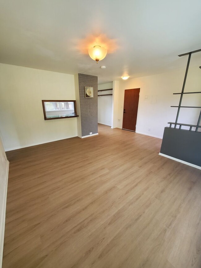 Building Photo - Welcome to Your Lynnwood Retreat!