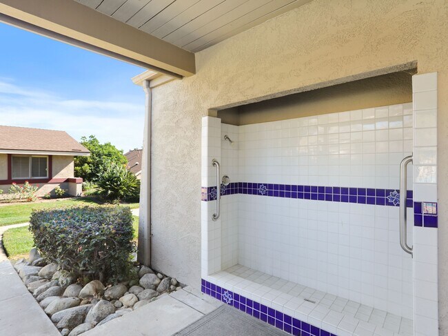 Building Photo - 1619 Carmel Cir W