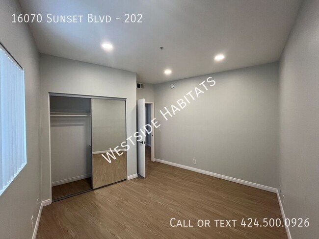 Building Photo - 16070 W Sunset Blvd