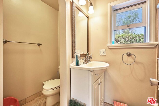 Building Photo - 1076 West Blvd