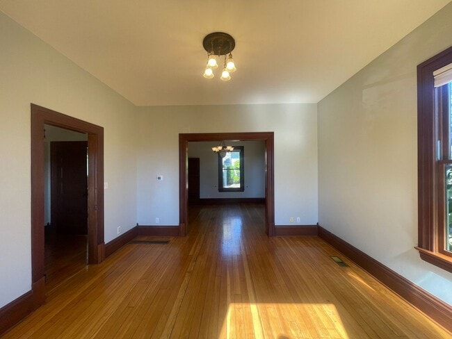 Building Photo - Charming 2 Bed / 1.5 Bath Victorian with G...