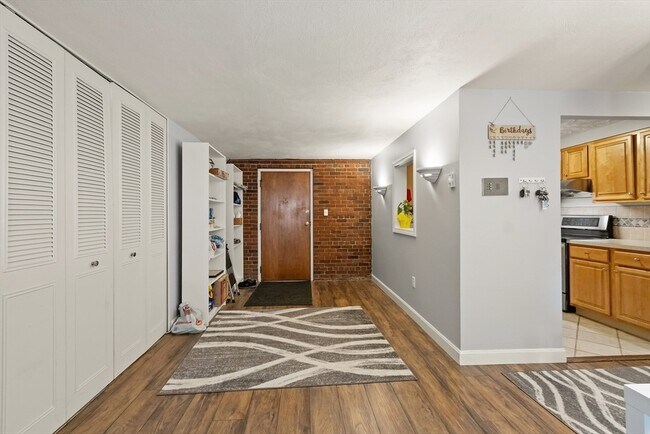 Building Photo - 46 Greentree Ln