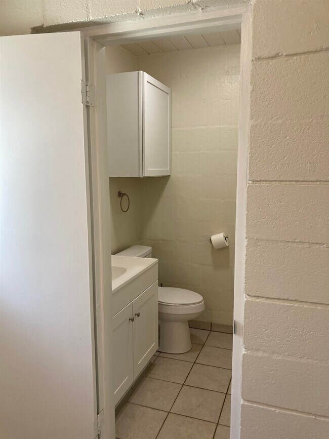 Building Photo - 1635 River Oaks Dr
