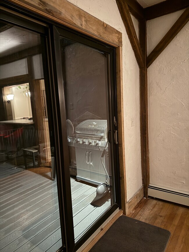 Building Photo - 75 Pine St