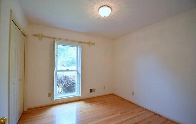 Building Photo - 614 Stivers Rd