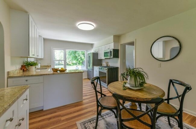 Building Photo - 402 E Calumet Rd