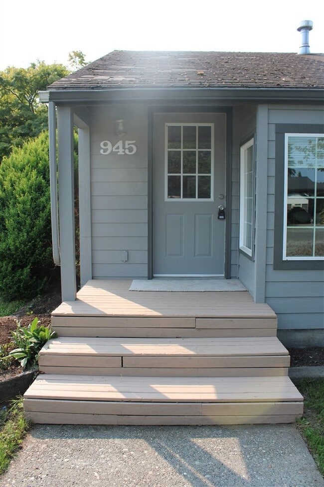 Building Photo - 3 Bedroom, 1.5 Bathroom House! Available now!