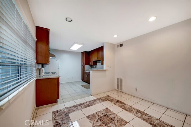 Building Photo - 5315 Zelzah Ave