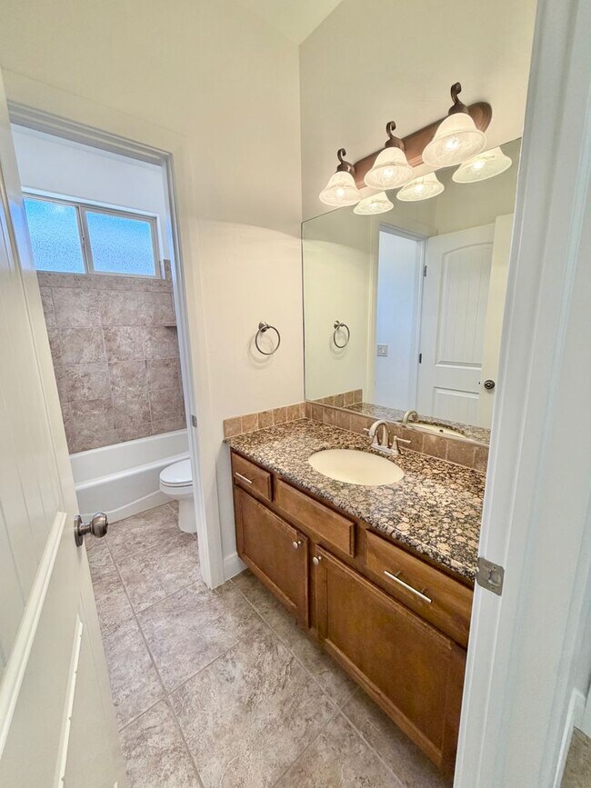 Building Photo - 988 E Silver Falls Dr