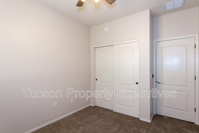 Building Photo - 2442 E Emerald Moon Dr