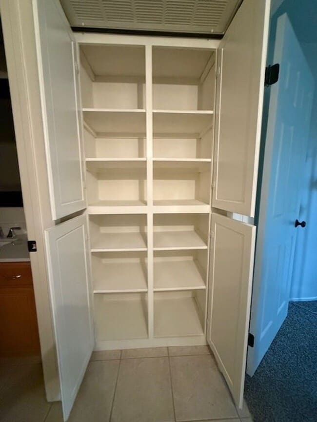 Building Photo - Top floor, 1 Bedroom, 1 Bath Condo in Ston...